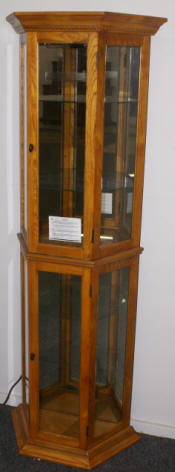 Oak /glass mirrored Pulaski Furniture Company lighted curio cabinet